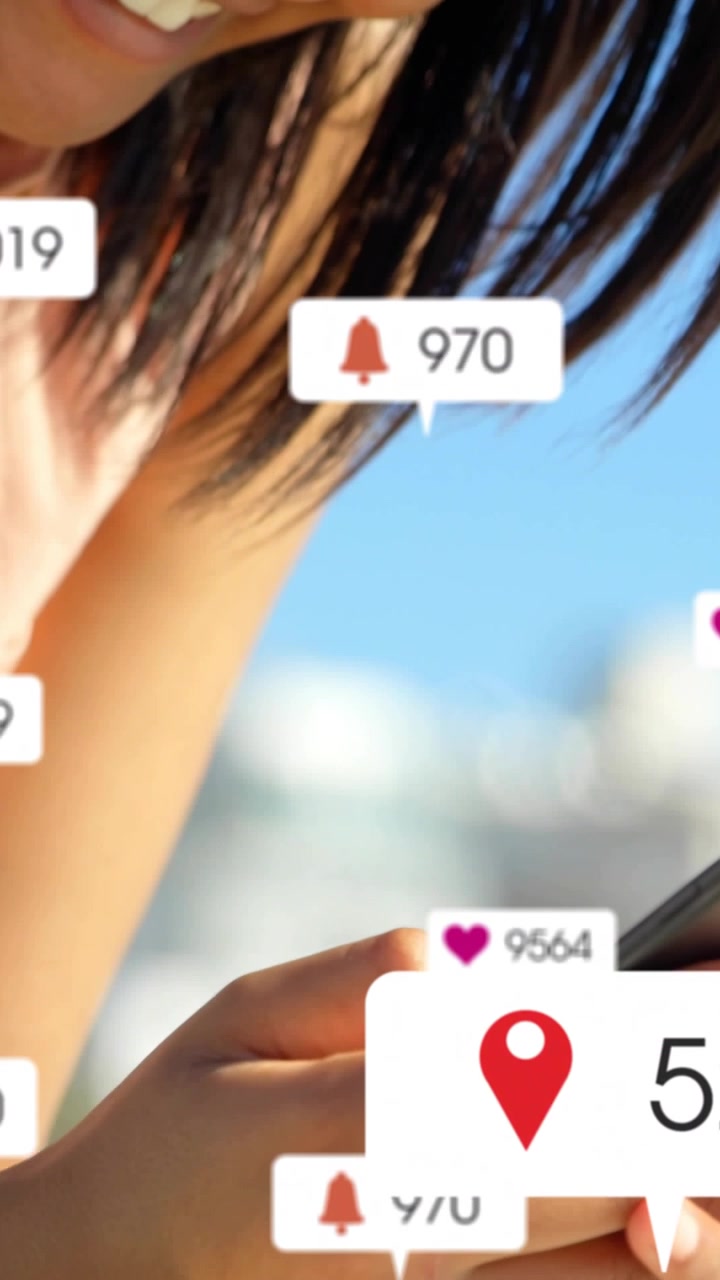 Video verticale: Donna che tocca il telefono e guarda badge di avviso animati che cambiano per scopi di marketing.