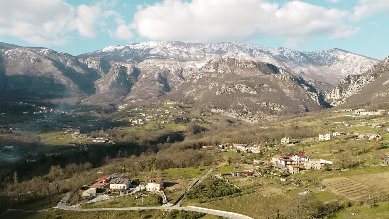 vista aérea del paisaje sobre los pueblos de montaña italianos, en un día soleado
