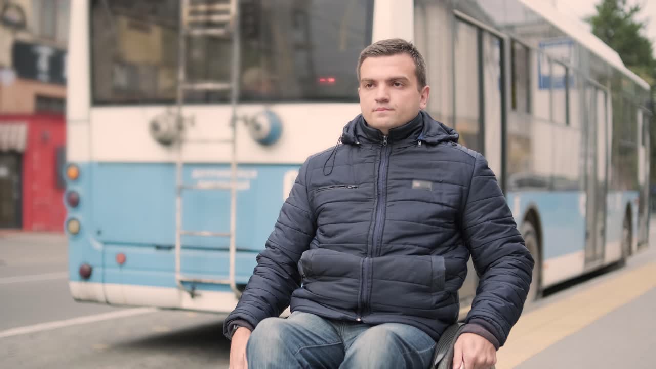 persona con discapacidad física que espera un transporte urbano con una rampa accesible