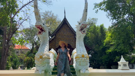 Fröhliche-Blonde-Frau-Besucht-Den-Wat-Chiang-Man-Tempel-In-Chiang-Mai