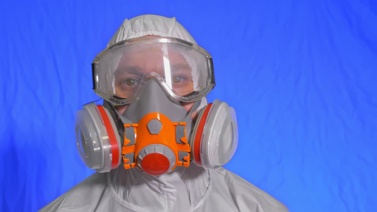 científico virólogo en respirador. hombre mira de cerca, usando una máscara médica de protección. concepto de seguridad de la salud n1h1 epidemia de coronavirus 2019 ncov.