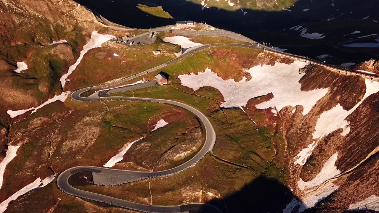 toma de drones de la carretera alpina grossglockner hochalpenstrasse, a través de las montañas austriacas