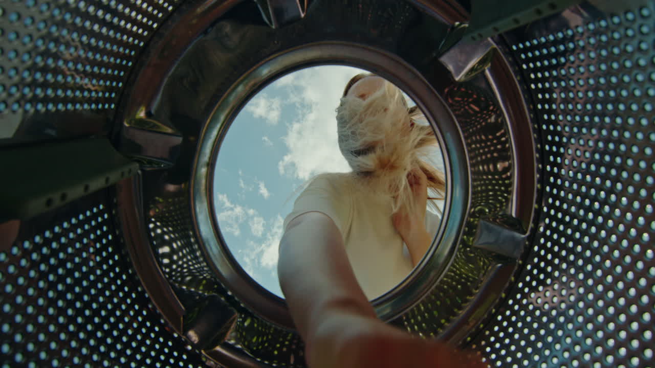 cargar ropa en una lavadora