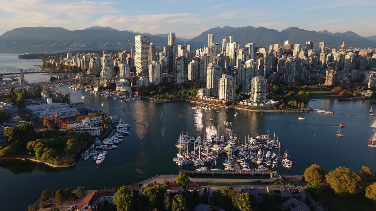 Ampia ripresa aerea di Downtown Vancouver, False Creek, Yaletown in una giornata di sole