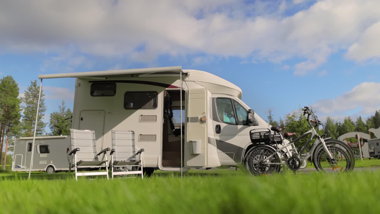 가족 휴가 여행 트럭, 휴가 여행 모터카, 카라반 자동차 휴가.