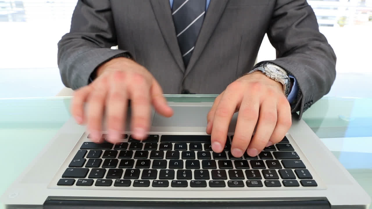 manos de hombres de negocios escribiendo en la computadora portátil