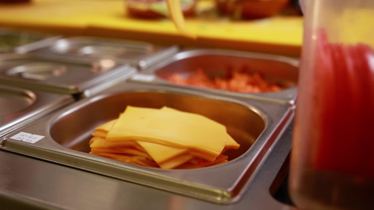 샌드위치 를 위해 치즈 를 준비 하는 것