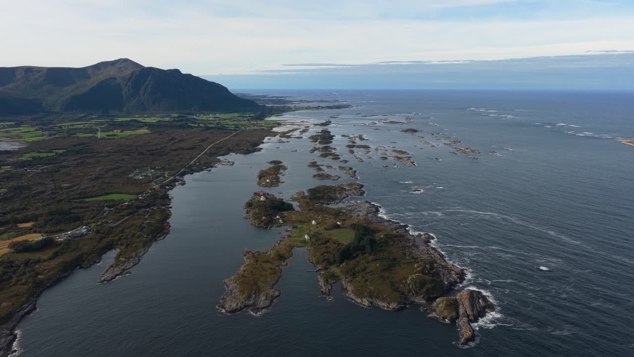 ノルウェーの険しい海岸線沖に浮かぶ小さな島々のドローン空撮