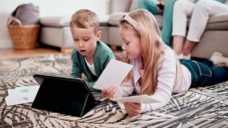 niños, hermanos y tabletas aprenden en la vida
