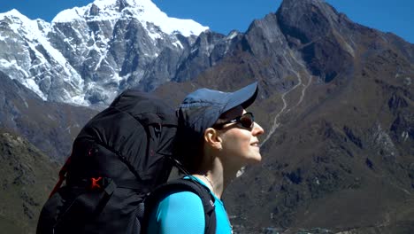 retrato de una chica con una mochila