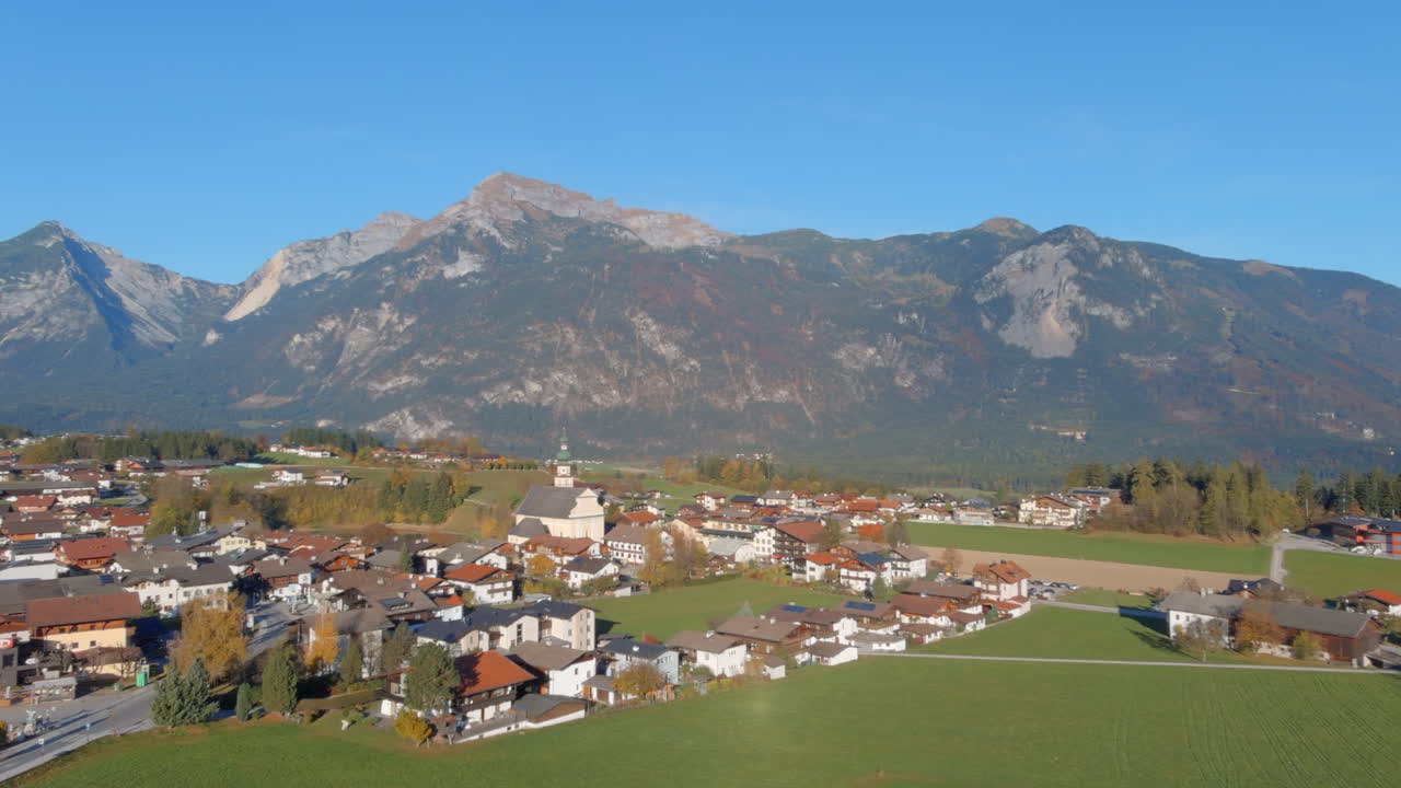 impresionante vuelo matutino a la iglesia en el pueblo de tirol austria, empuje de drones
