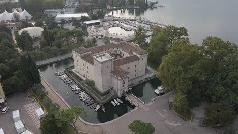 vista aérea del museo de la ciudad en riva del garda, ciudad junto al lago en el norte de italia, provincia de trentino