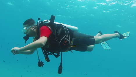 Buceador-Novato-Aprende-A-Nadar-Con-Equipo-De-Buceo-1