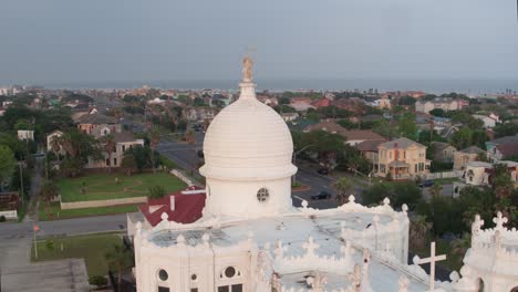 Vista-De-Drones-De-La-Estatua-En-La-Parte-Superior-De-La-Iglesia-Católica-Del-Sagrado-Corazón-En-Galveston,-Texas