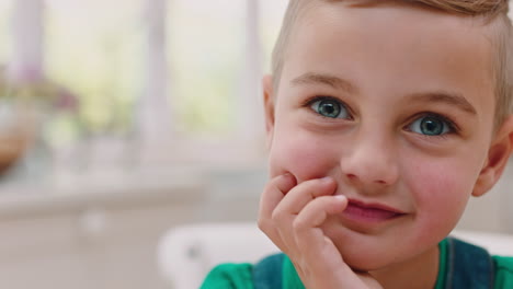 Glücklich,-Kind-Und-Gesicht-Des-Jungen-Im-Haus-Mit-Blauen-Augen