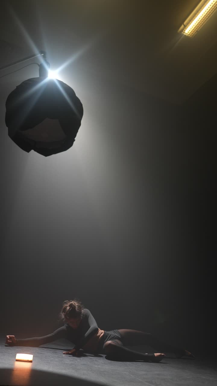 bailarina contemporánea en un entorno de estudio