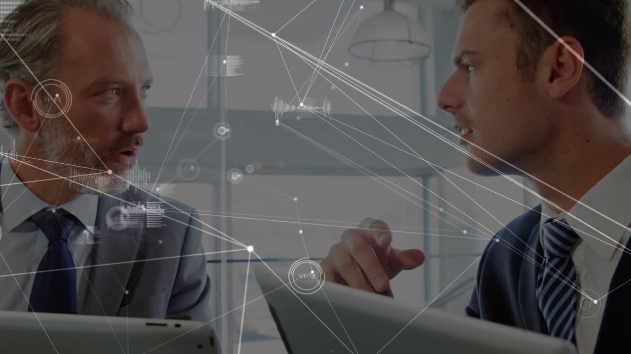 태블릿을 사용하는 두 명의 백인 사업가에 대한 연결 네트워크의 애니메이션