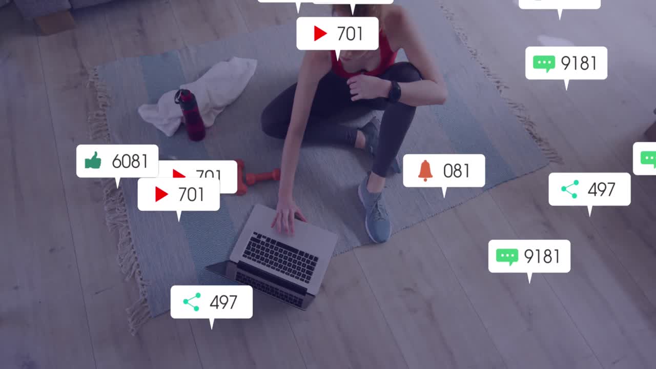 animación de iconos de redes sociales con números sobre mujer caucásica usando portátil.