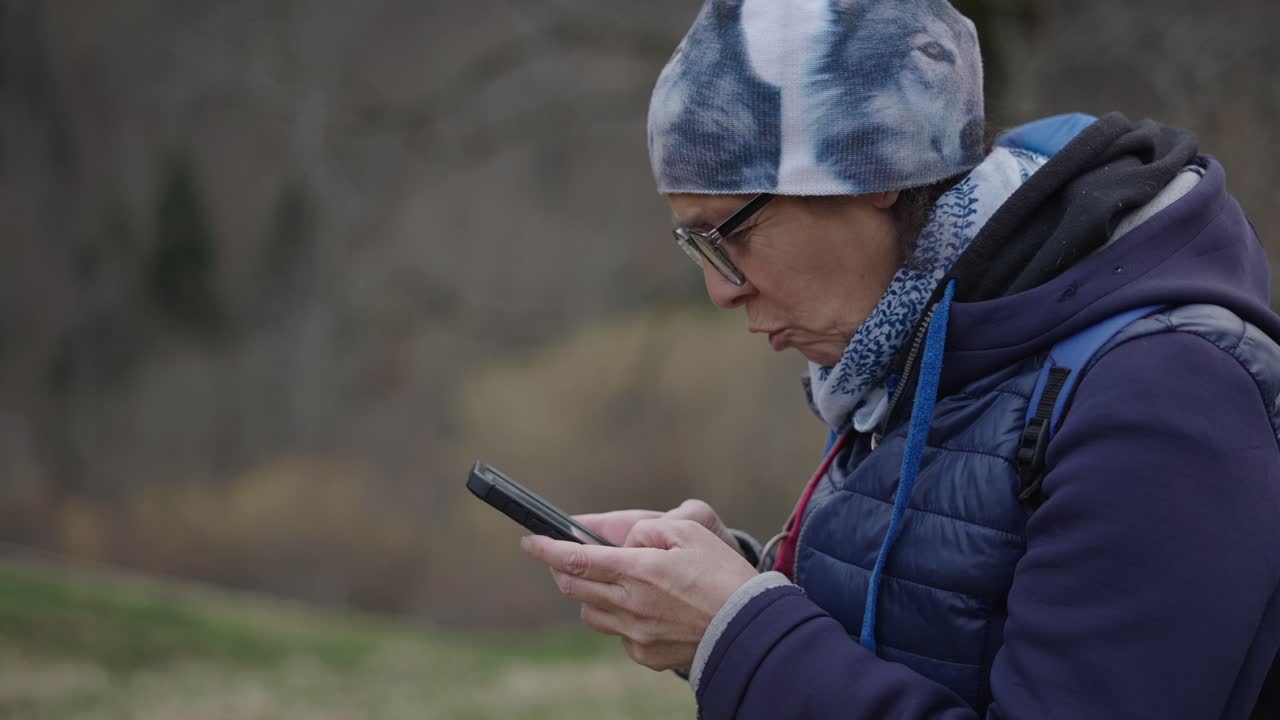 mujer usando el teléfono al aire libre