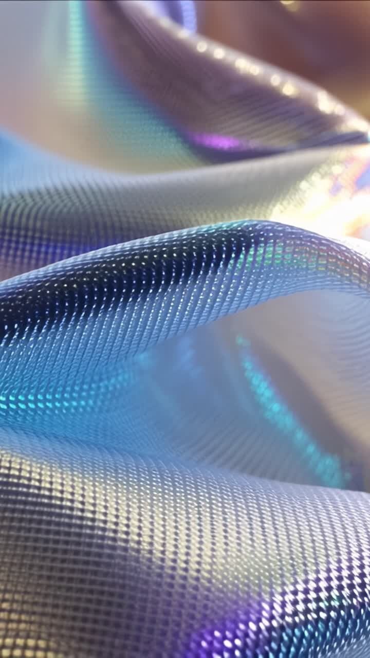 Onde accattivanti di tessuto iridescente che mostrano un bellissimo gioco di luce e riflessi colorati, creando un'esperienza visiva affascinante.