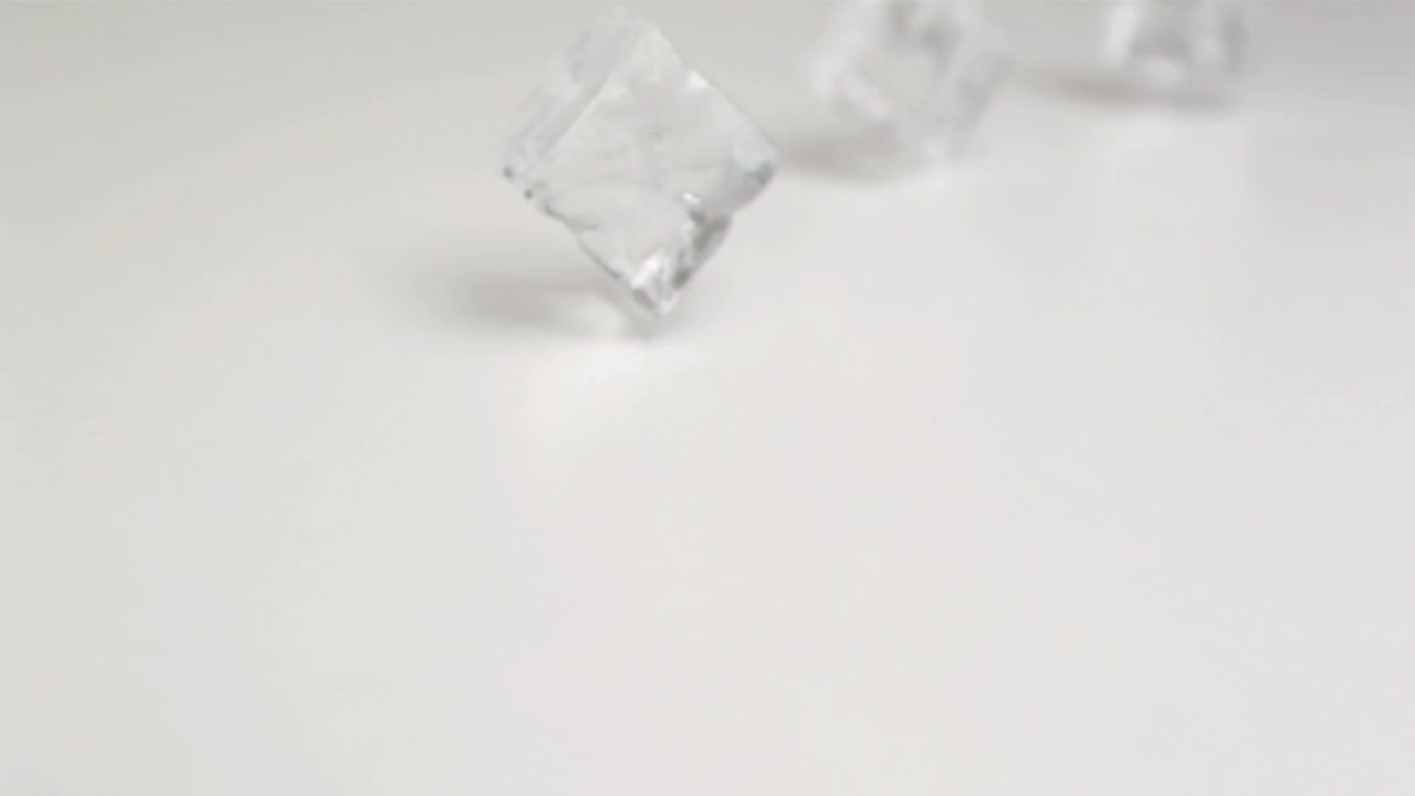Cubetti di ghiaccio che rotolano al rallentatore