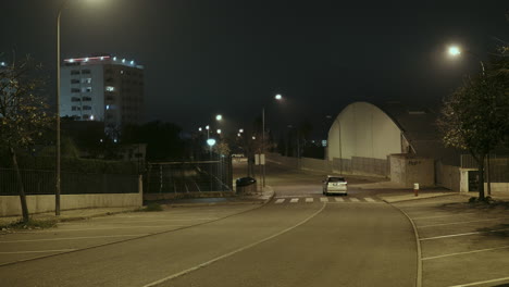 viaje nocturno a través de una tranquila ciudad costera