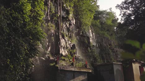 Toma-En-Cámara-Lenta-De-Una-Cascada-Que-Fluye-En-Un-Templo-De-Shivpuri-Madhya-Pradesh,-India