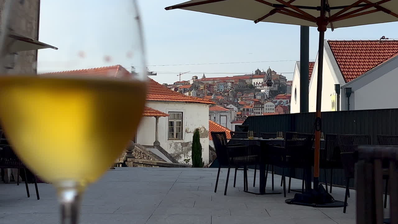 hermoso casco antiguo de oporto y un vino dorado en la terraza del mundo del vino en vila nova de gaia