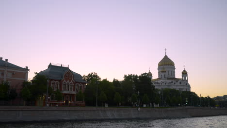 iglesia junto al río al atardecer en moscú