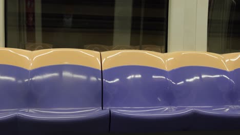 tren nocturno con asiento azul y sin personas