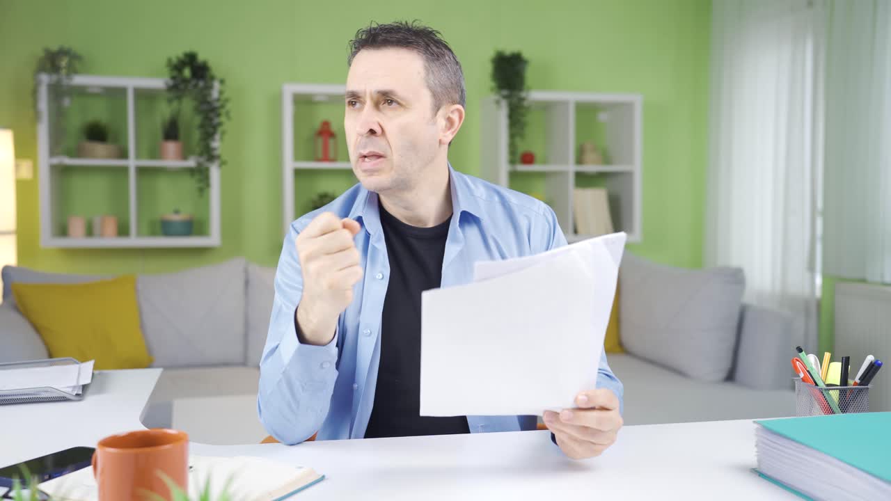 Uomo che guarda i documenti, arrabbiato e stressato.