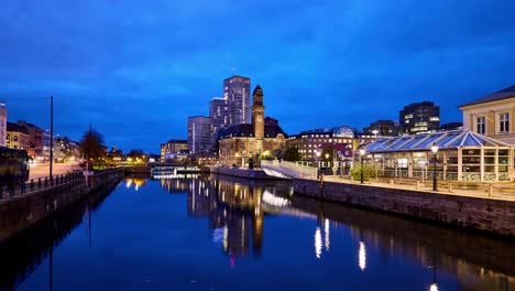 Zeitraffer-Der-Stadt-Malmö-Bei-Nacht.-Blaue-Stunde-In-Schweden