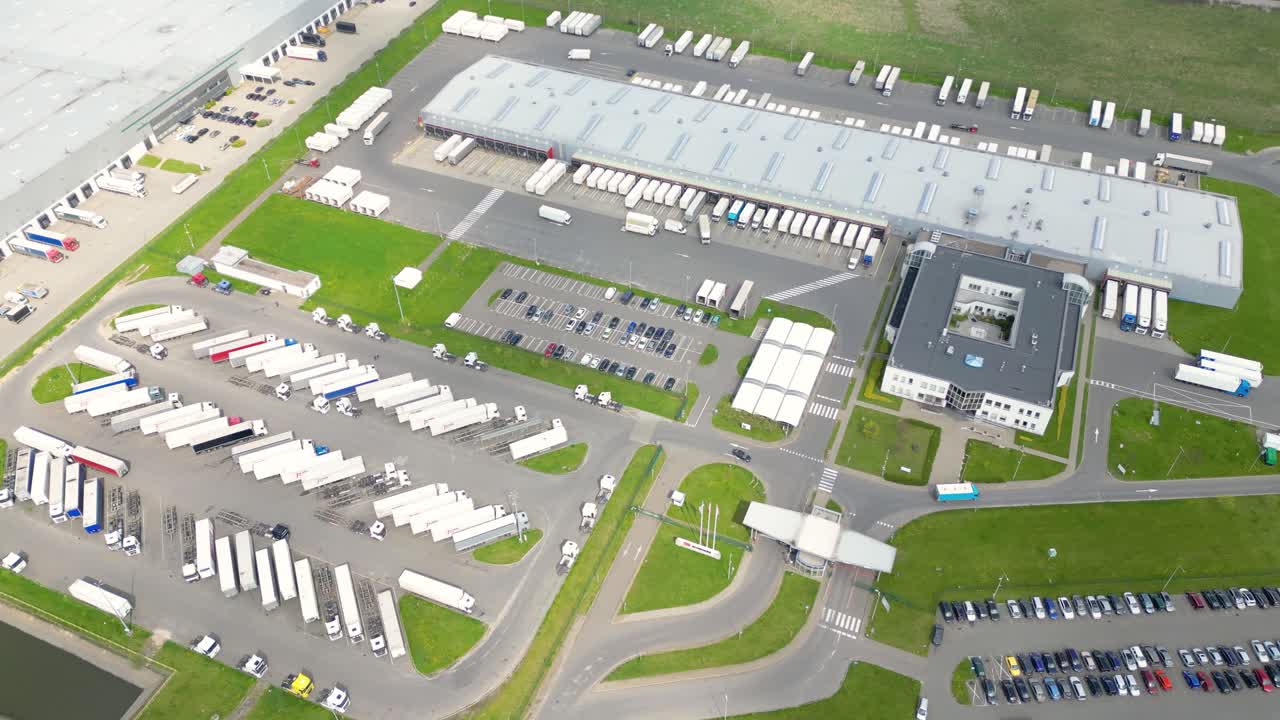 tomada aérea de un almacén industrial