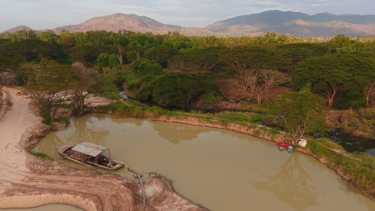 Vista panorâmica de um rio com montanhas e árvores