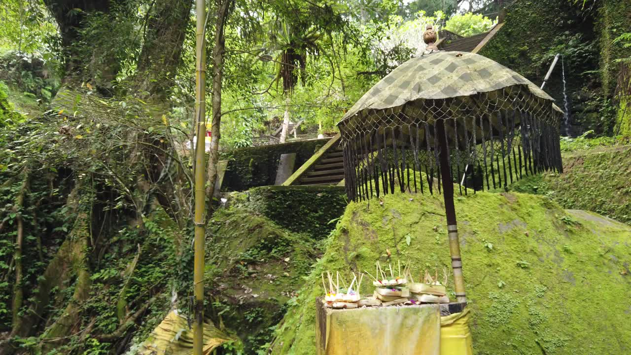 All'interno del tempio balinese nella foresta, architettura in pietra verde nella giungla di Bali, Indonesia, Pura Mengening Tampaksiring.