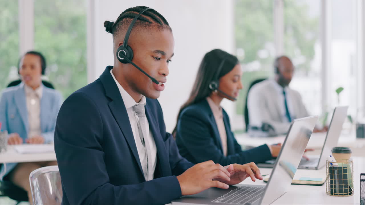 Call center, uomo di colore che parla