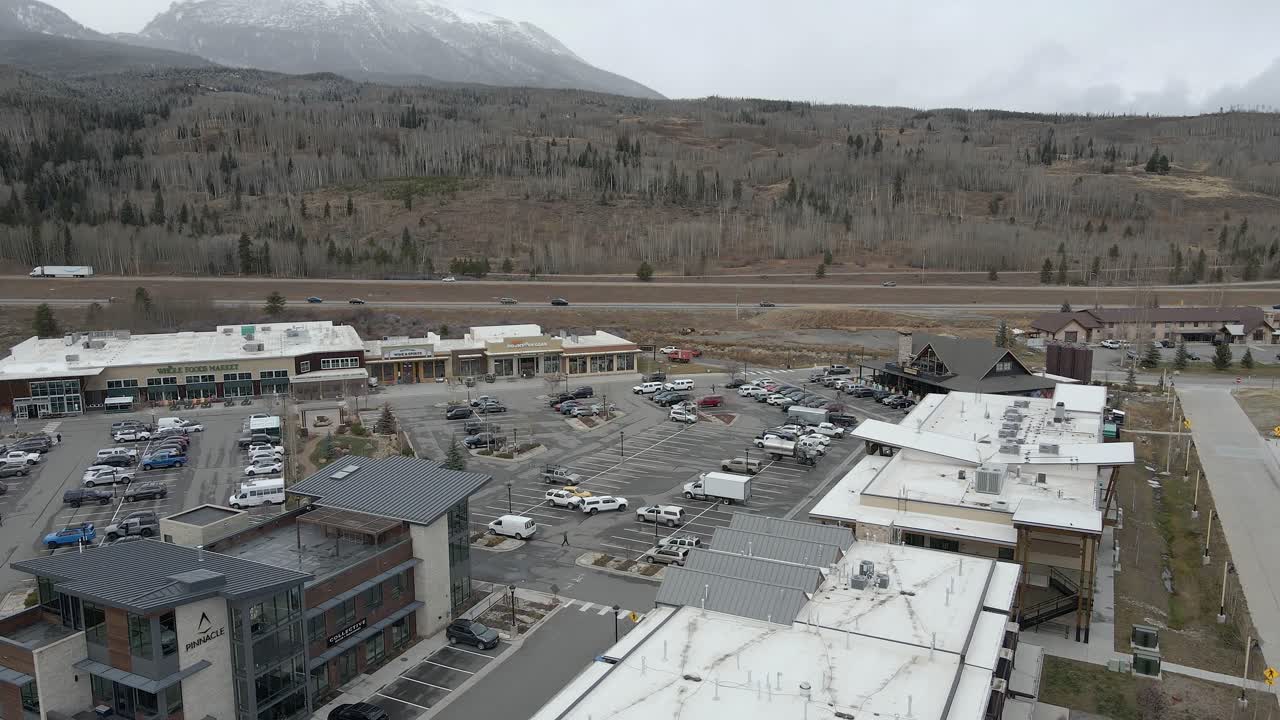 거리에 주간 고속도로 70번이 있는 프리스코 비즈니스 지구 상공에서 촬영된 공중 돌리