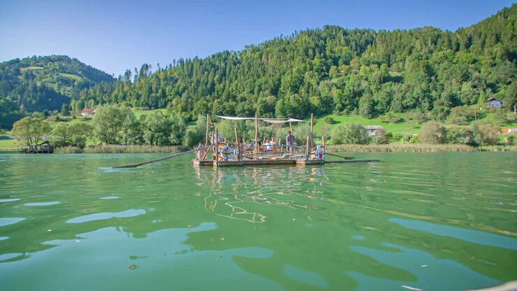 Una famiglia si gode un pomeriggio di relax galleggiando lungo il fiume Drava, in Slovenia