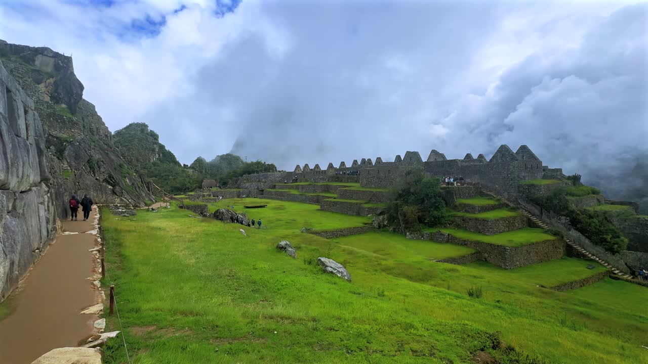 Circuito turistico di Machu Picchu, cielo azzurro soleggiato, nuvole, mattina, Perù, monte Huayna Picchu, stagione delle piogge, verde lussureggiante, Ande peruviane, Tempio Inca, Santuario, giungla, lavoro in pietra, terrazza, movimento panoramico a sinistra