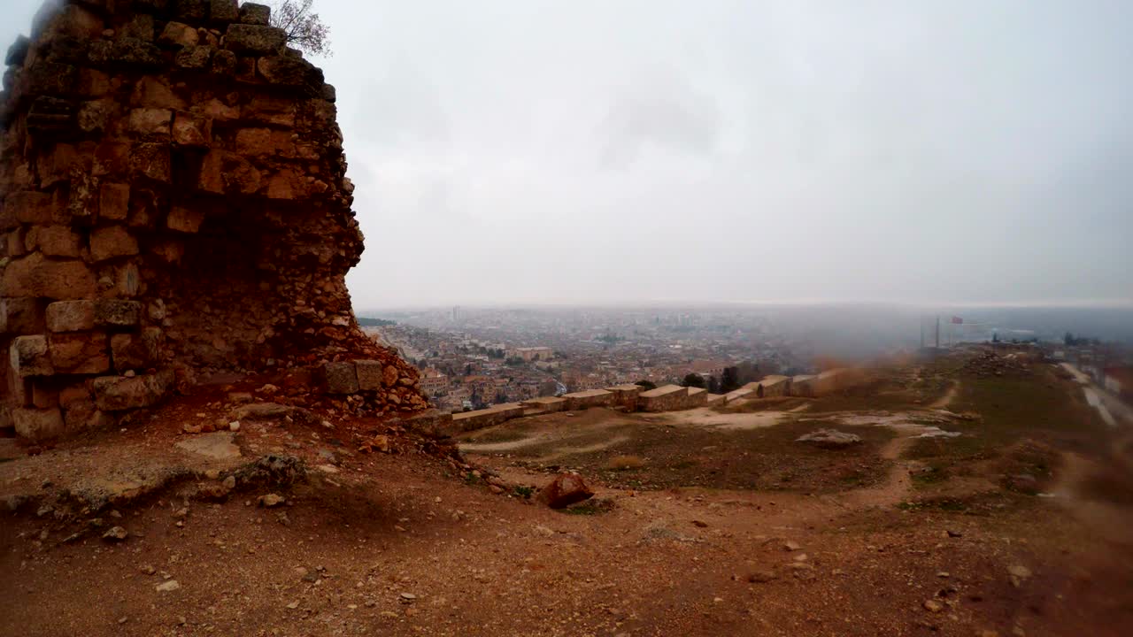 la pared sobreviviente dentro de las ruinas del castillo de urfa en el fondo de la ciudad nieve y lluvia puesto en la cámara