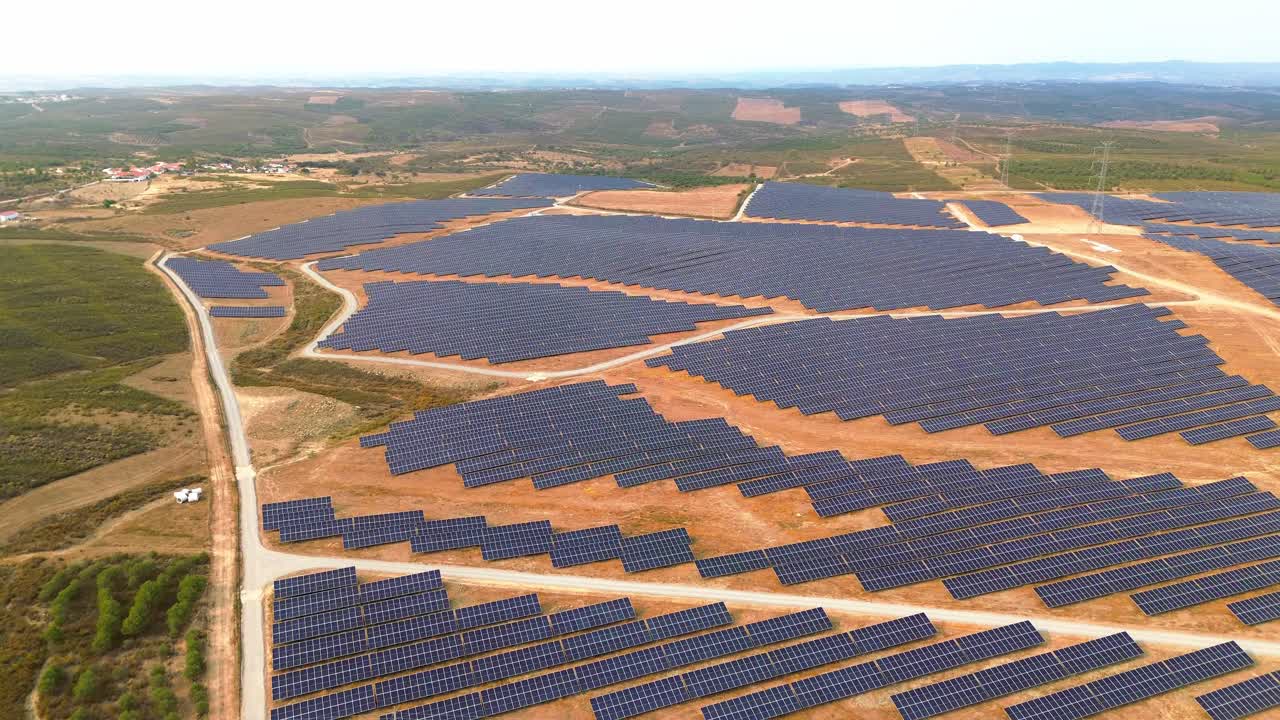 vista aérea de una granja solar sobre tierra seca, portugal, 4k