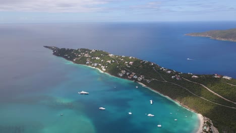 Vista-Aérea-Con-Vistas-A-Los-Yates-En-La-Bahía-De-Peterborg,-En-St-Thomas,-Islas-Vírgenes,-Estados-Unidos