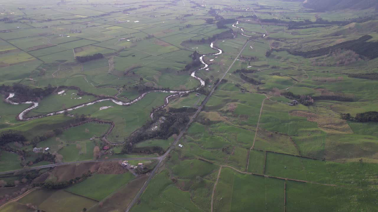 río sinuoso y campos verdes en la región de waikato de nueva zelanda - disparo de avión no tripulado
