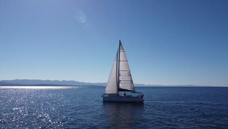 Velero-En-Mar-Abierto-Filmado-Por-Drones-Haciendo-Ha-180-Grados-Gire-La-Cámara-Sun-Frontal-A-Lateral-Croacia-Europa