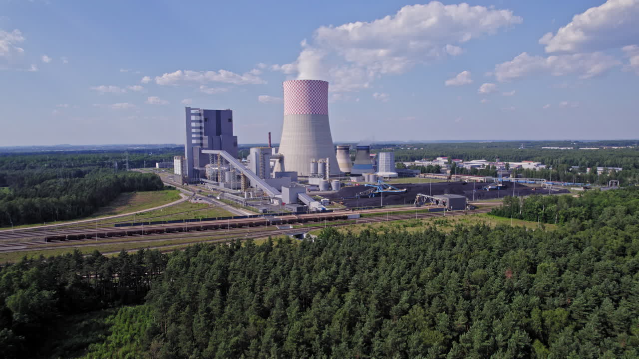 широкий взгляд с воздуха на парниковые газы, выбрасываемые на электростанции jaworzno, польша