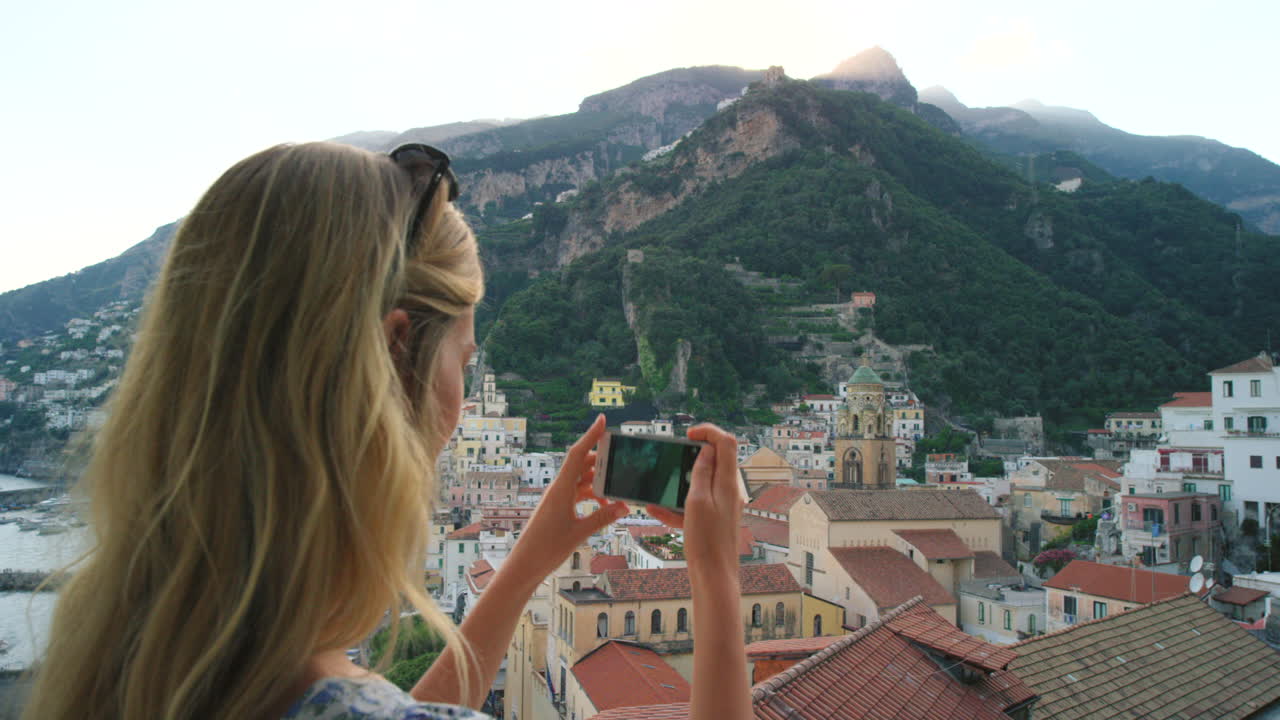 아말피 해안의 사진을 찍는 여자