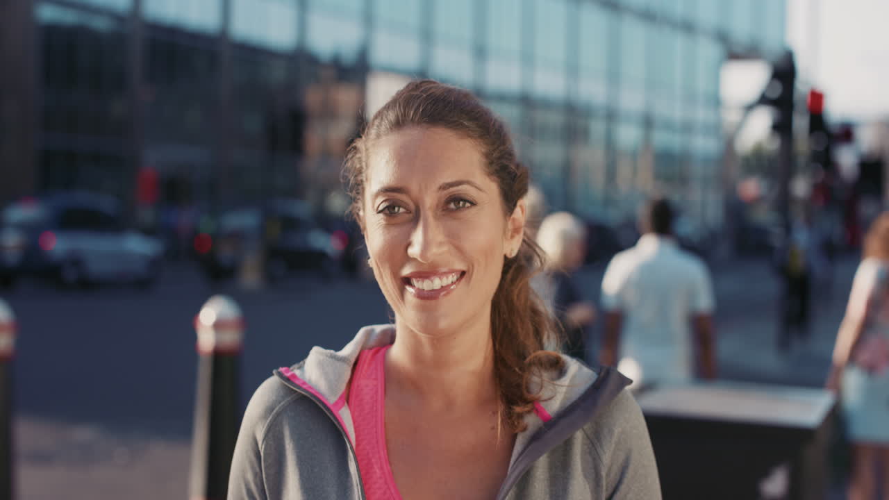 Ritratto al rallentatore di una bella donna fitness felice che sorride