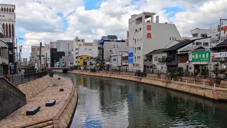 Blick-über-Einen-Wunderschönen-Kleinen-Kanal-Des-Flusses-Naka-In-Fukuoka,-Japan