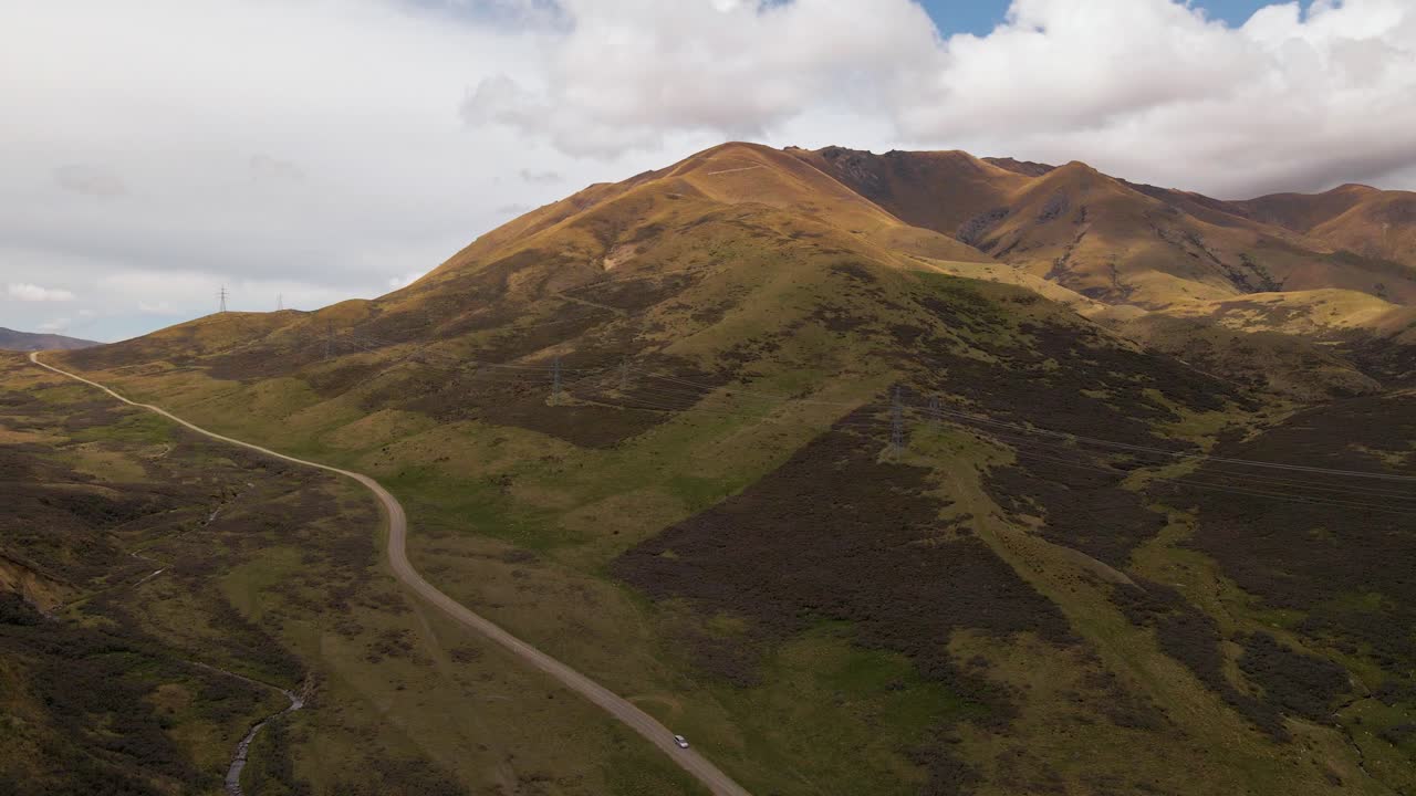Avvicinamento panoramico aereo verso un passo di montagna con sole parziale