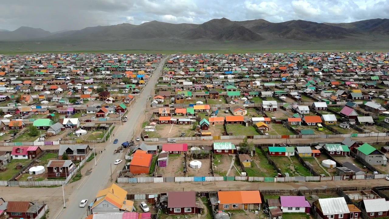 Luftfoto af en farverig beboelseslandsby i Mongoliet